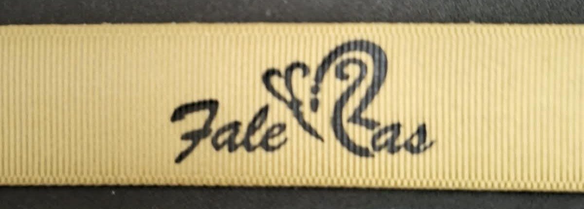 Cinta grosgrain dorada con el logotipo FALEMAS impreso en tinta negra